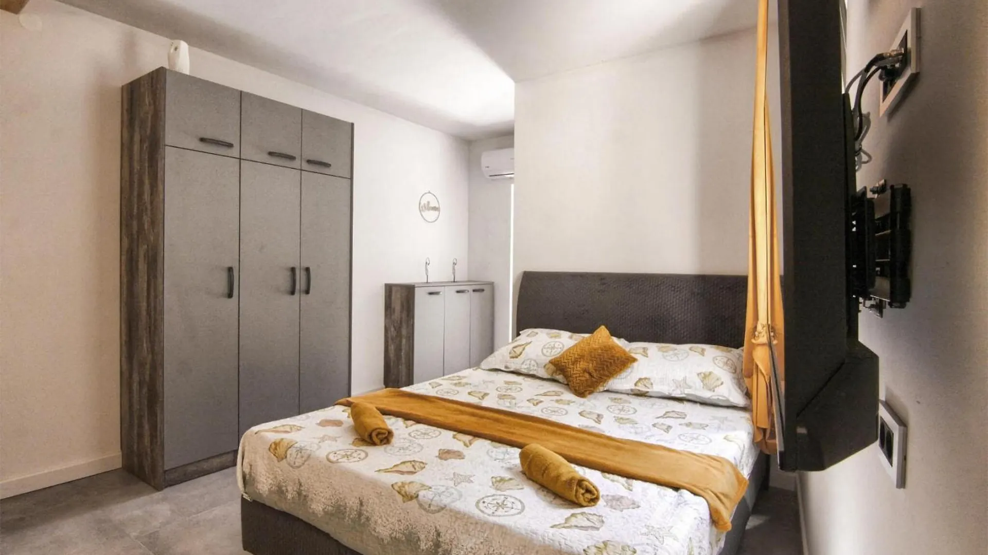 Cozy Home In Turanj With Wifi